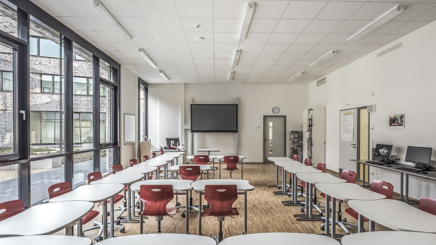 csm_Vocational_School_Anckelmannstrasse_4_70cf089e23 placa, panou pentru tavan casetat, tavan suspendat, tavan suspendat, tavane suspendate, tavan casetat, tavane casetate, tavan armstrong, tavan tip armstrong
