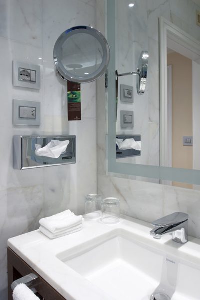resort-il-ciocco-lucca-eikon-particolare-vasca-f1xuyg модульные розетки и выключатели